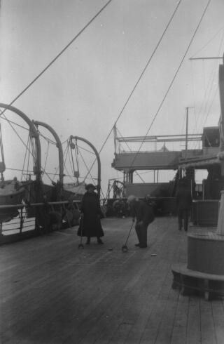 David a Margaret Lloyd George yn chwarae 'shuffleboard'