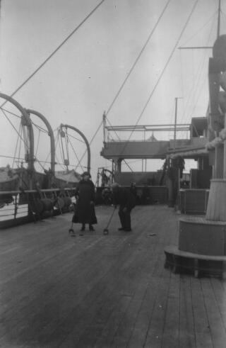David a Margaret Lloyd George yn chwarae 'shuffleboard'