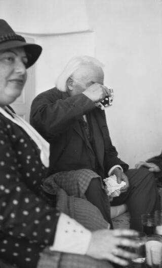David Lloyd George yn yfed o gwpan