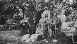 Ffotograff gr?p yn cynnwys Margaret Lloyd George ac Olwen Carey-Evans