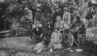 Ffotograff gr?p yn cynnwys Margaret Lloyd George ac Olwen Carey-Evans