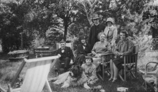 Ffotograff gr?p yn cynnwys Margaret Lloyd George ac Olwen Carey-Evans