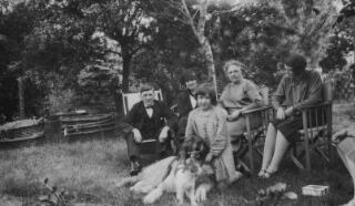 FFotograff gr?p wedi ei dynnu mewn gardd yn cynnwys Margaret Lloyd George ac Olwen Carey-Evans