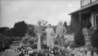 David a Margaret Lloyd George yn yr ardd ym Mrynawelon
