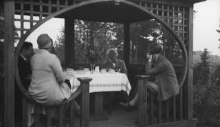 David Lloyd George, Frances Stevenson ac eraill yn eistedd mewn gwylfa