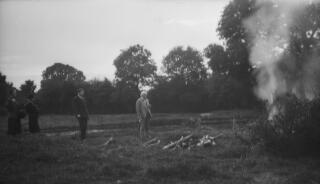 David Lloyd George yn gwylio coelcerth