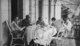 David, Margaret a Gwilym Lloyd George gyda dwy ddynes arall wrth fwrdd tu allan i westy yn Geneva