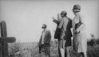 Lloyd George in oratorical mode in the company of Mrs Sylvester, Margaret and Megan Lloyd George.