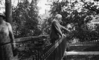 David Lloyd George mewn mynwent anhysbys