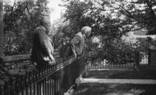 David Lloyd George mewn mynwent anhysbys