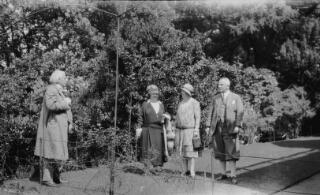 David a Margaret Lloyd George gyda ph?r arall mewn gardd anhysbys