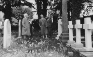 David a Margaret Lloyd George mewn mynwent eglwys