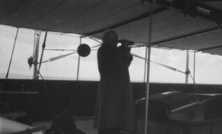 Lloyd George gydag ysbienddrychau