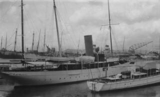 Llong 'Sabrina' wedi'i hangori mewn porthladd anhysbys