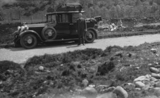 Gyrrwr Lloyd George, Dyer, ger Rolls Royce, David a Margaret Lloyd Georg yn bwyta picnic yn y cefndir