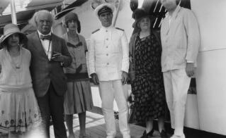 David Lloyd George, aelodau o'i osgordd a chapten llongau ar fwrdd llong