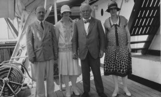 David Lloyd George gyda dwy fenyw a dyn ar fwrdd llong