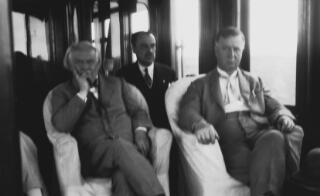 David Lloyd George a dau ddyn arall yn eistedd