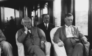 David Lloyd George a dau ddyn arall, oll yn eistedd