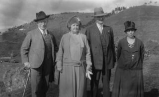 Margaret a Richard Lloyd George gyda chwpwl canol oed anhysbys