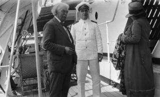 David a Margaret Lloyd George gyda chapten llong