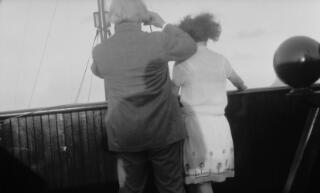 David a Megan Lloyd George ar bont llong gyda'u cefnau yn wynebu'r camera
