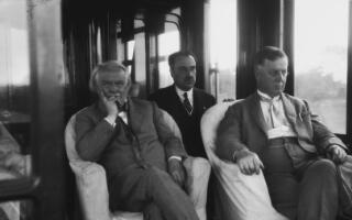 David Lloyd George a dau ddyn mewn cerbyd rheilffordd
