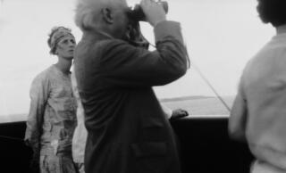 Lloyd George yn edrych drwy ysbienddrychau