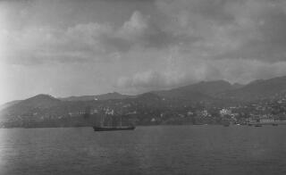 Pedwar llong hwylio wedi'i angori oddi ar Vamara de Lodos ger Funchal, Madeira