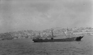Llong gargo wedi angori oddi ar Lisbon