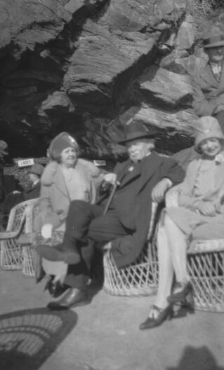 David, Margaret a Megan Lloyd George yn eistedd ar gadeiriau gwiail, lleoliad anhysbys