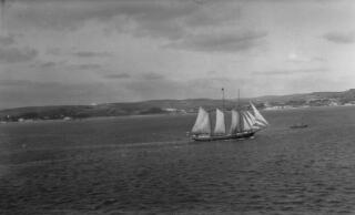 Tri sgwner wedi angori ac yn anelu at borthladd
