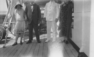 David, Margaret a Megan Lloyd George gyda chapten llong