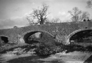 David a'r Iarlles Lloyd George ar bont yn Llanystumdwy