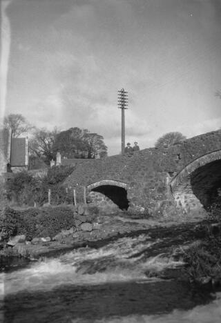 David a'r Iarlles Lloyd George ar bont yn Llanystumdwy