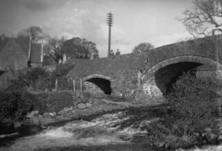 David a'r Iarlles Lloyd George ar bont yn Llanystumdwy