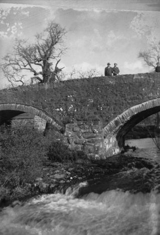 David a'r Iarlles Lloyd George ar bont yn Llanystumdwy