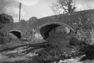 David a'r Iarlles Lloyd George ar bont yn Llanystumdwy